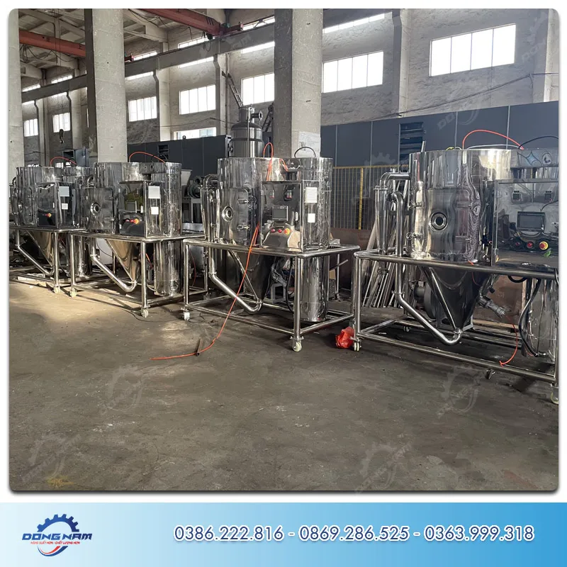 Nguyên lý sấy phun sương ly tâm mô tả dòng khí nóng và dịch nguyên liệu