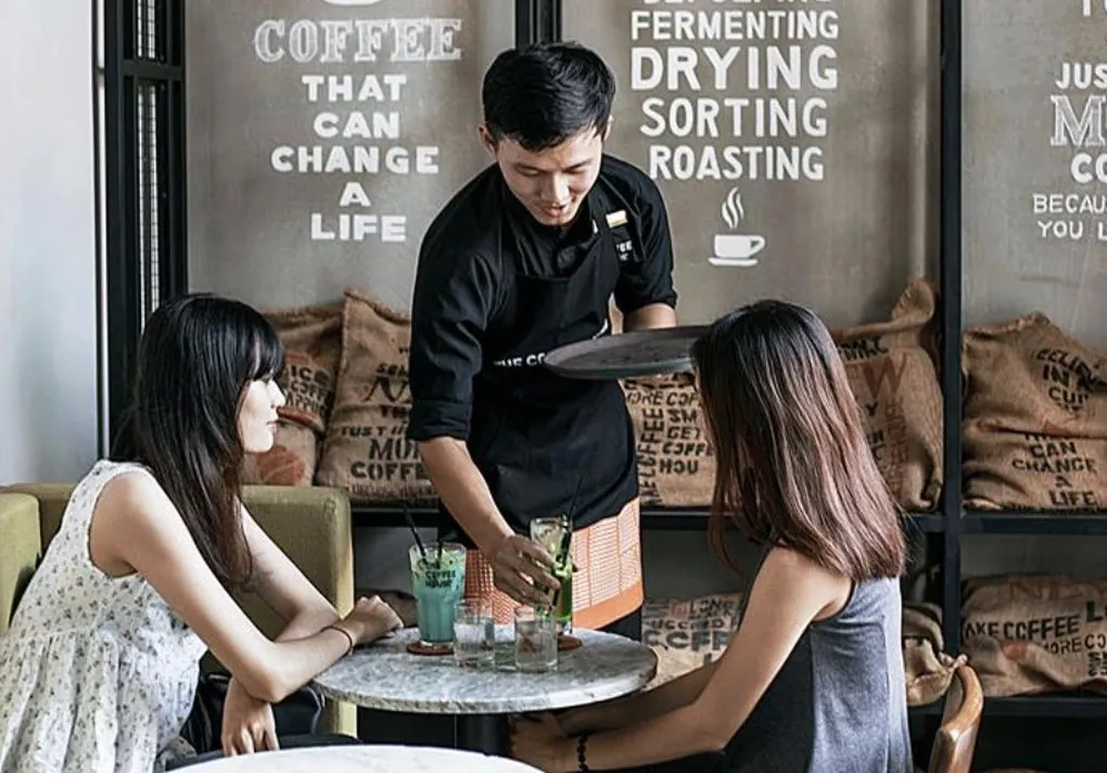 Nhân viên cần được đào tạo chuyên nghiệp về thái độ và quy trình làm việc để kinh doanh quán cà phê thành công