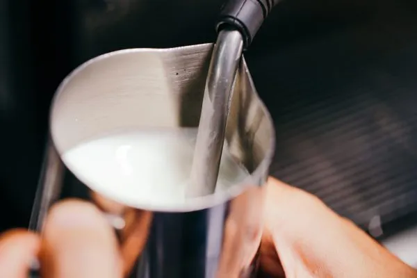 Nhiệt độ đánh bọt sữa tiêu chuẩn cho cách pha cà phê mocha