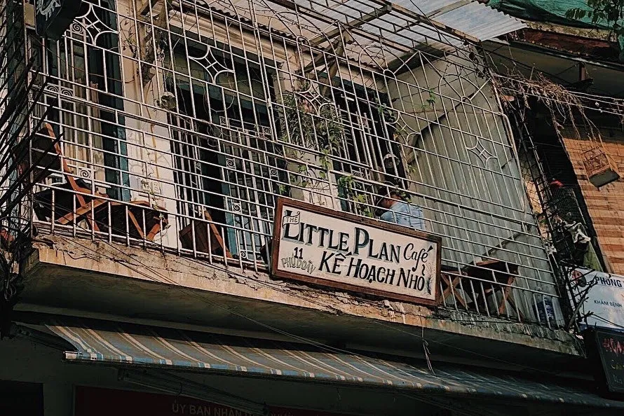 Nội thất gỗ trầm ấm của The Little Plan Café tạo không gian yên tĩnh lý tưởng cho công việc