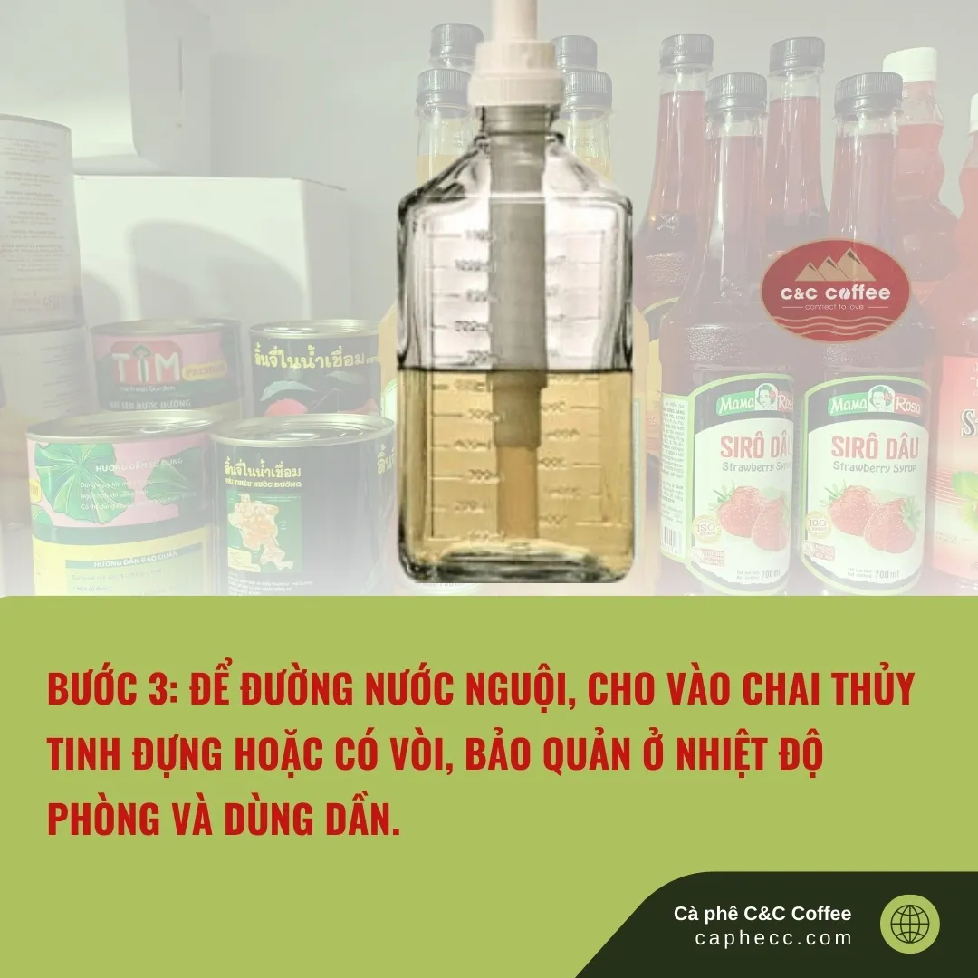 Nước đường đã nấu xong đang được rót vào chai thủy tinh có vòi pump để bảo quản và sử dụng trong pha chế cà phê chuyên nghiệp