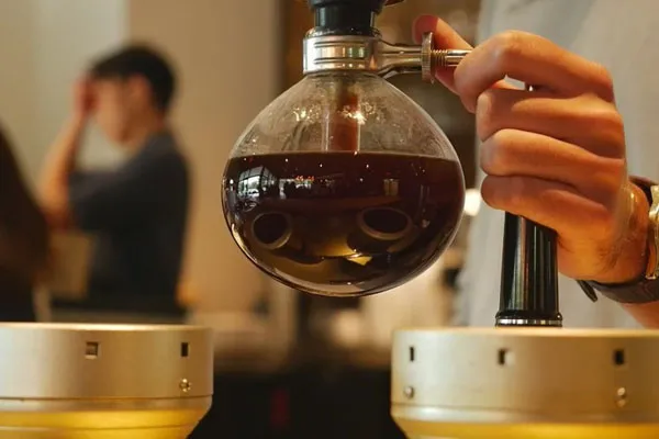 Pha cà phê bằng bình syphon cho ly cà phê hương vị khác biệt