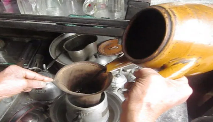 Pha chế cà phê Sài Gòn đòi hỏi sự tỉ mỉ và kiên nhẫn trong từng bước thực hiện