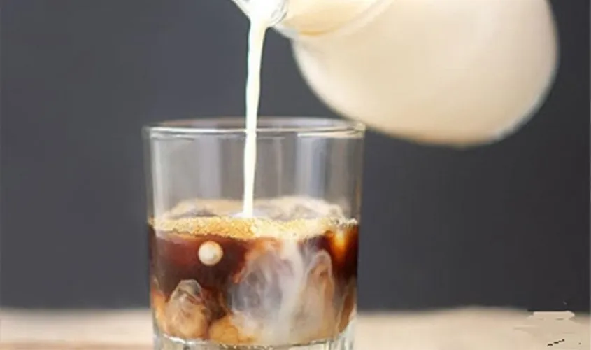 Pha chế cà phê sữa tươi thơm ngon giúp trung hòa acid tự nhiên