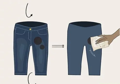 Pha loãng giấm trắng với nước ấm để tạo dung dịch tẩy rửa an toàn cho vải denim