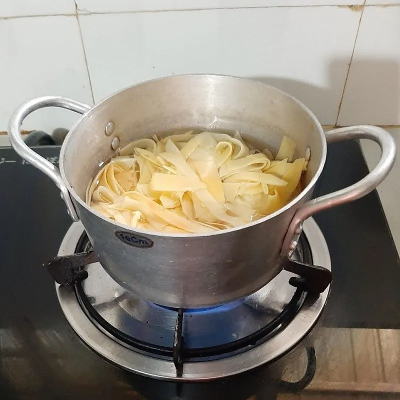 Pha trộn cà phê và tỏi đen theo tỷ lệ vàng trong bình đựng chuẩn bị cho phương pháp ủ lạnh