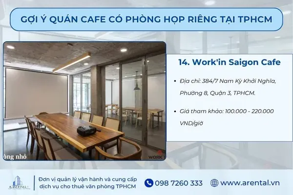 Phòng họp nhỏ có máy chiếu tại Work'in Saigon Cafe với bàn làm việc dài