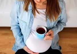 Phụ nữ mang thai nên giới hạn lượng caffeine tiêu thụ dưới 200 mg mỗi ngày để đảm bảo an toàn cho thai nhi