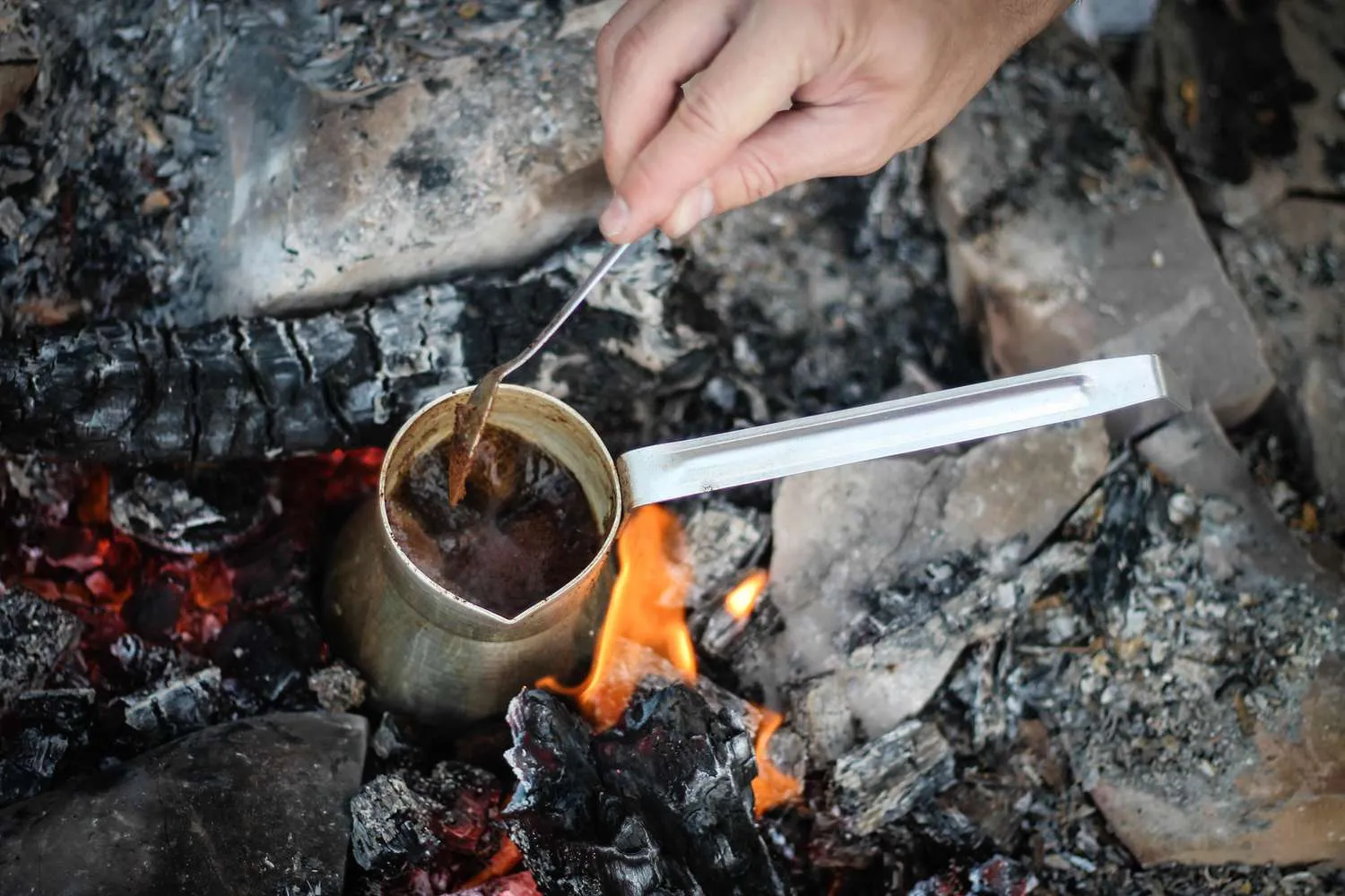 Phương pháp pha cà phê Cowboy Coffee đơn giản bằng cách nấu trực tiếp trên lửa