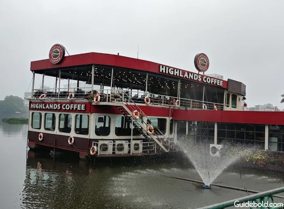 Quang cảnh Du Thuyền Highlands Coffee nhìn ra Hồ Tây