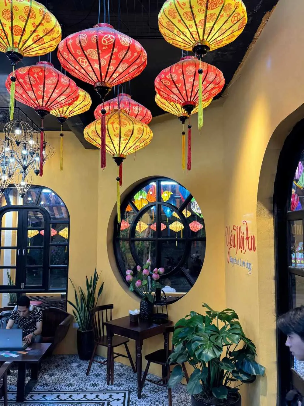 Quầy bar/pha chế của quán được thiết kế gọn gàng, sử dụng vật liệu gỗ tối màu đậm chất cổ kính