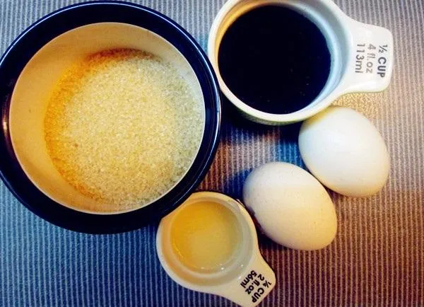 Quy trình đánh kem trứng mịn màng cho cà phê trứng chuẩn vị