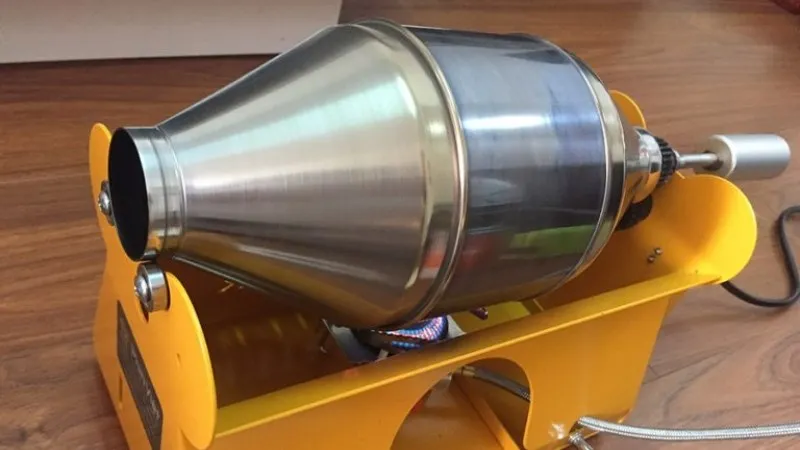 Quy trình rang cà phê bằng máy rang mini chuyên dụng có lồng rang quay và hệ thống kiểm soát nhiệt