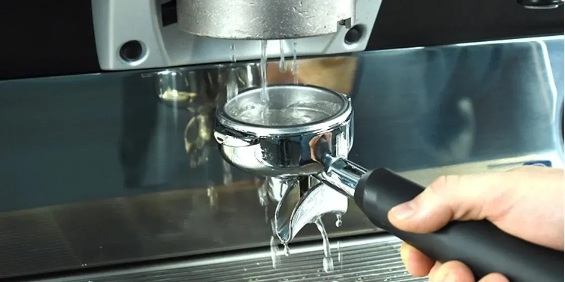 Quy trình vệ sinh Portafilter và Backflush là bước quan trọng trong việc bảo trì máy pha cà phê chuyên nghiệp