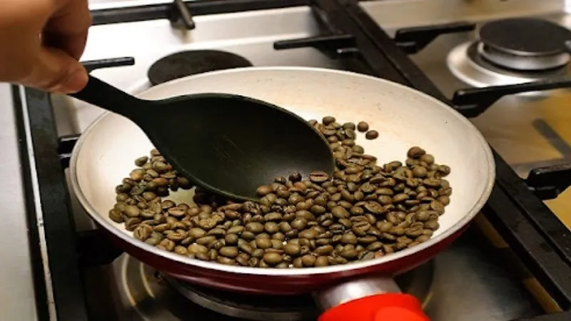 Rang cà phê bằng chảo, yêu cầu kỹ thuật đảo đều và kiểm soát nhiệt độ thủ công