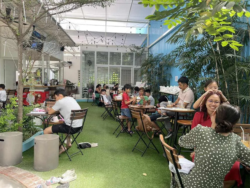 Sân cát độc đáo và không gian ngoài trời thoáng đãng tại The Tent Cafe & Playground, một trong những quán cà phê có khu vui chơi trẻ em tại Sài Gòn