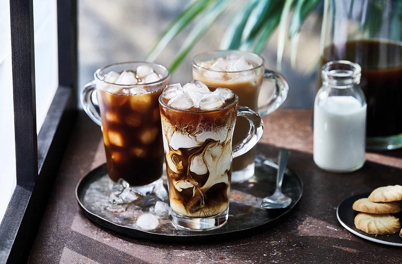 Sơ đồ mô tả hệ thống cô đặc chân không, làm nổi bật vai trò của áp suất thấp trong việc hạ nhiệt độ sôi và quá trình ngưng tụ hơi thứ