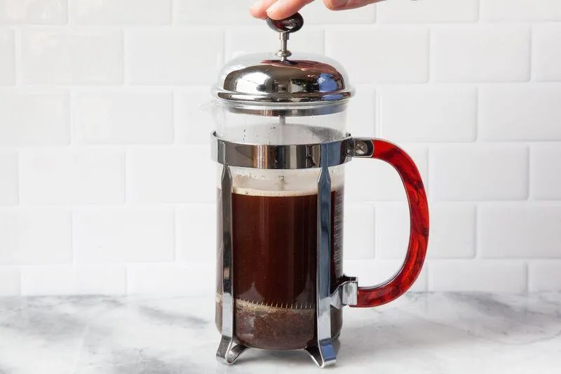 Sử dụng bình French Press là cách pha cà phê espresso không cần máy