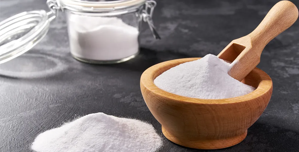 Sử dụng bột baking soda tạo thành hỗn hợp sệt để hút và loại bỏ vết cà phê đã khô