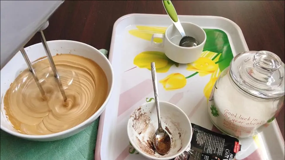 Sử dụng máy làm kem cà phê để tạo lớp kem sánh mịn cho món cà phê bơ