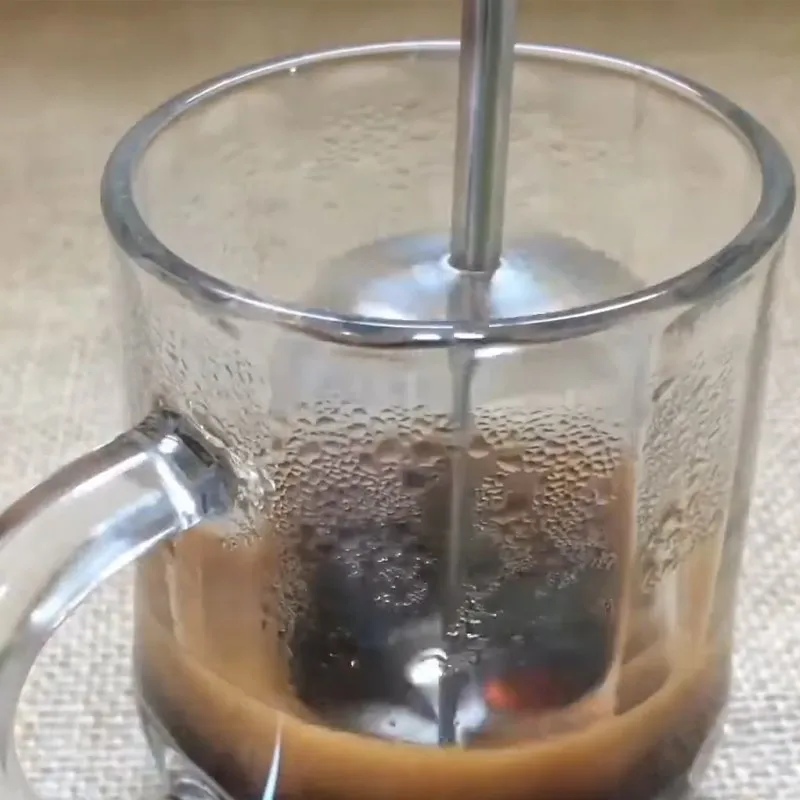 Sự kết hợp hoàn hảo của lớp foam cà phê bông xốp trên nền sữa chua đánh đá béo ngậy, tạo nên món Sữa chua Cà phê Bọt Biển độc đáo
