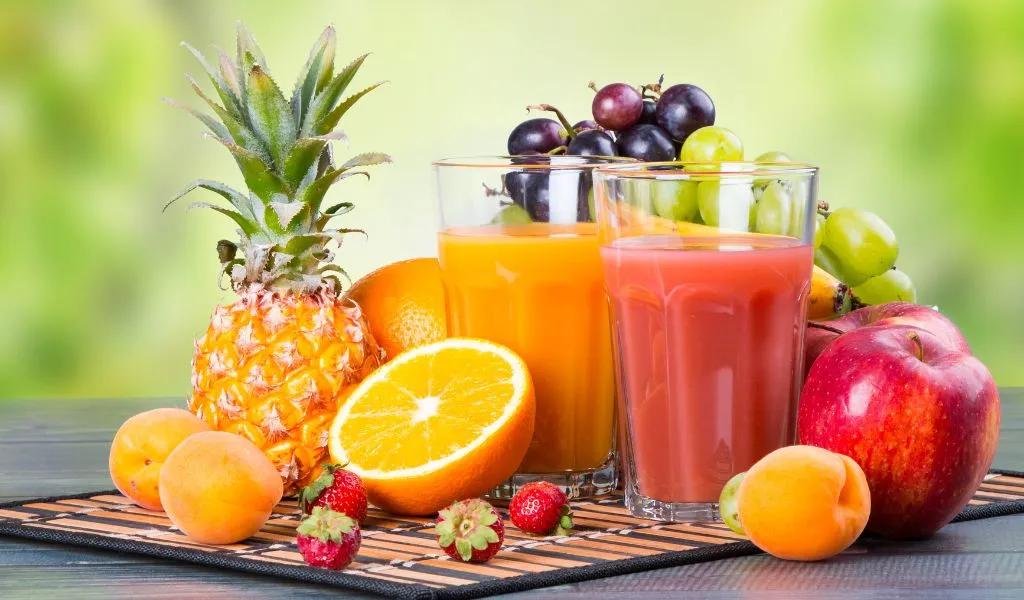 Sữa hạt và nước ép trái cây tươi là những lựa chọn thay thế dinh dưỡng cho mẹ bầu