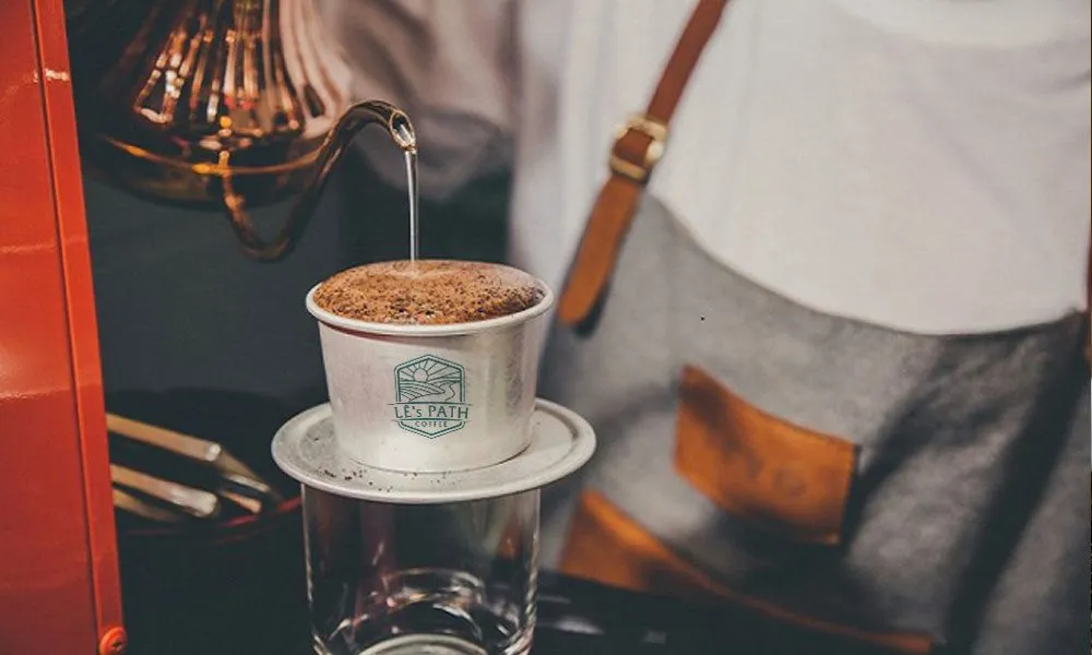 Tách cà phê Robusta sữa đá, một biến thể phổ biến được pha theo công thức chuẩn