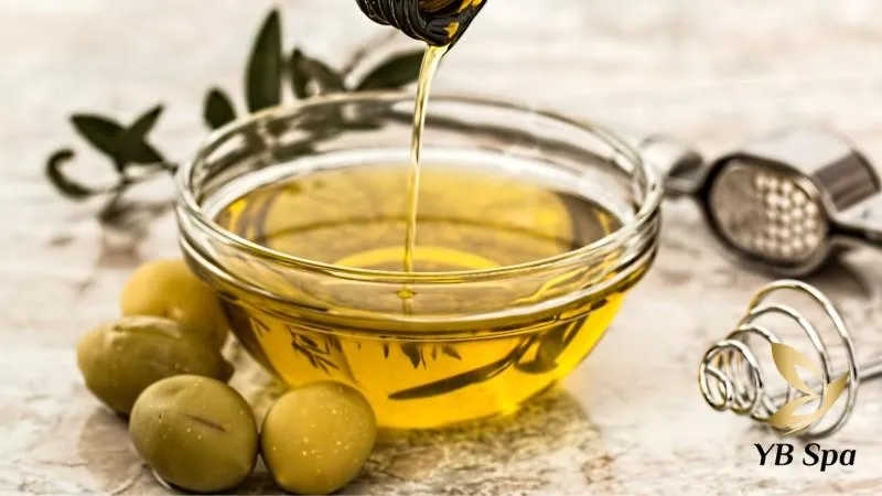 Tắm trắng bằng xác cà phê và dầu oliu giúp da dưỡng ẩm và mềm mịn làn da