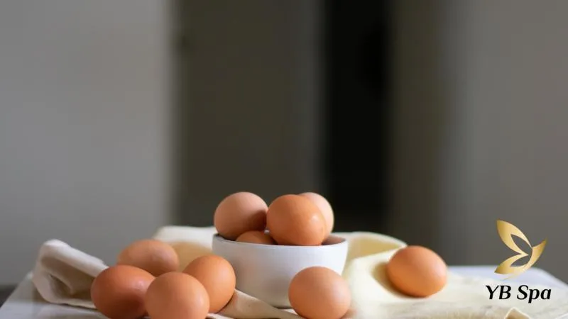 Tắm trắng bằng xác cà phê và trứng gà giúp cho làn da trở nên săn chắc hơn