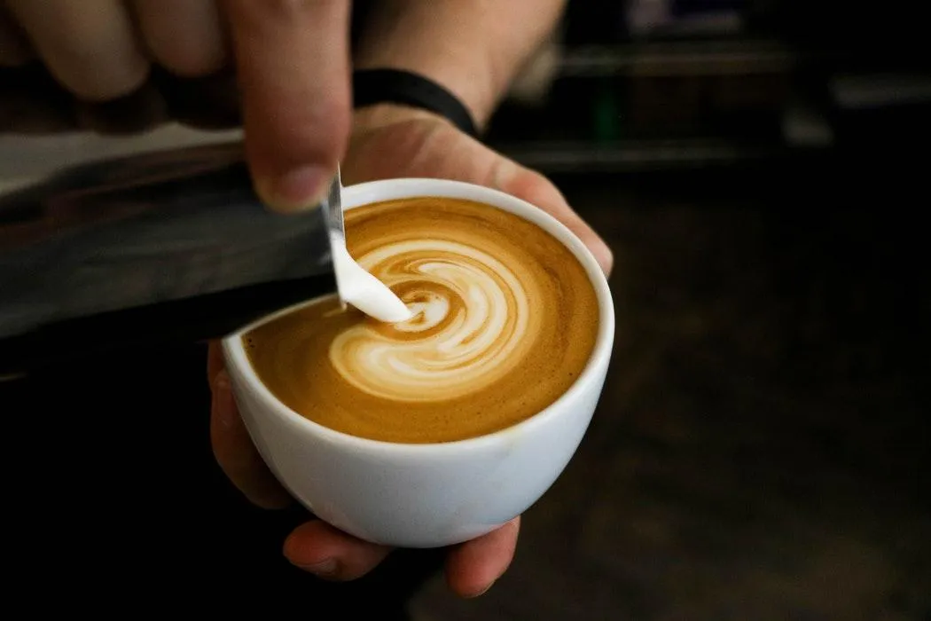 Tạo hình trang trí ly cà phê Capuchino phụ thuộc vào độ cứng tay và thực hiện nhiều lần