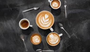 Thành phẩm cà phê hạt rang và tách cà phê espresso trong quầy bar chuyên nghiệp