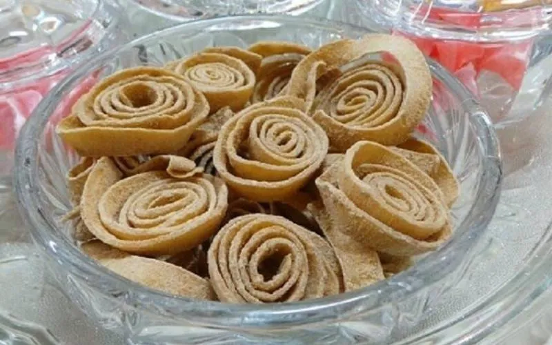 Thành phẩm mứt dừa cà phê ráo đường, màu vàng nâu đẹp mắt