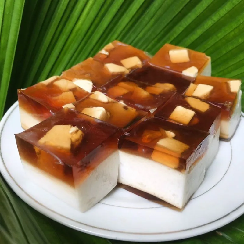 Thành phẩm rau câu cà phê cốt dừa phô mai hoàn chỉnh với các lớp rõ ràng và các hạt phô mai béo ngậy