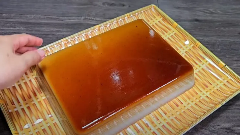 Thành phẩm rau câu cà phê sữa dừa hoàn chỉnh đã đông lại trong khuôn