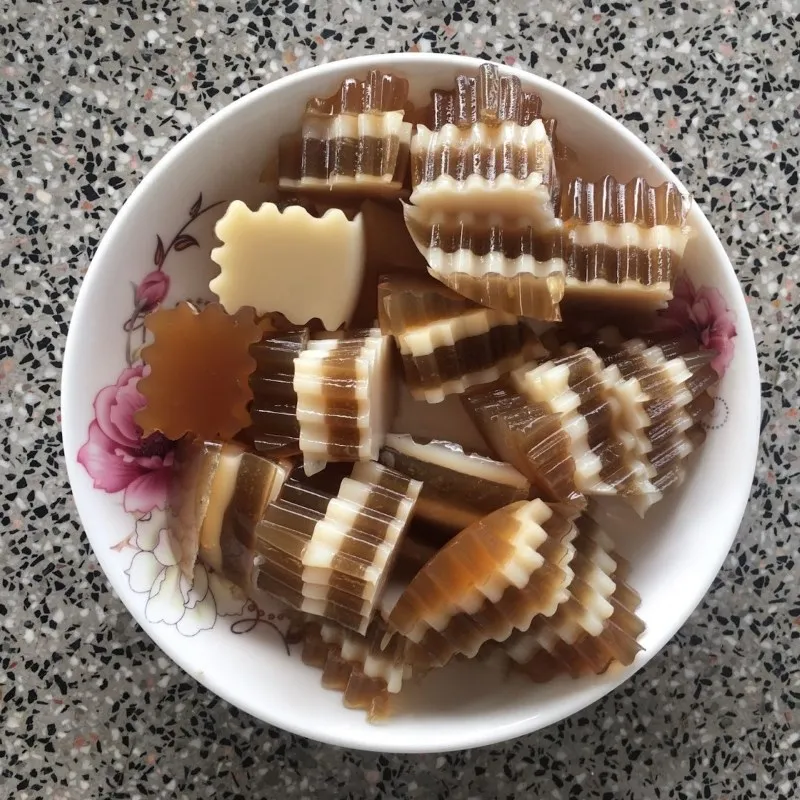 Thành phẩm rau câu phô mai cà phê trình bày trên đĩa
