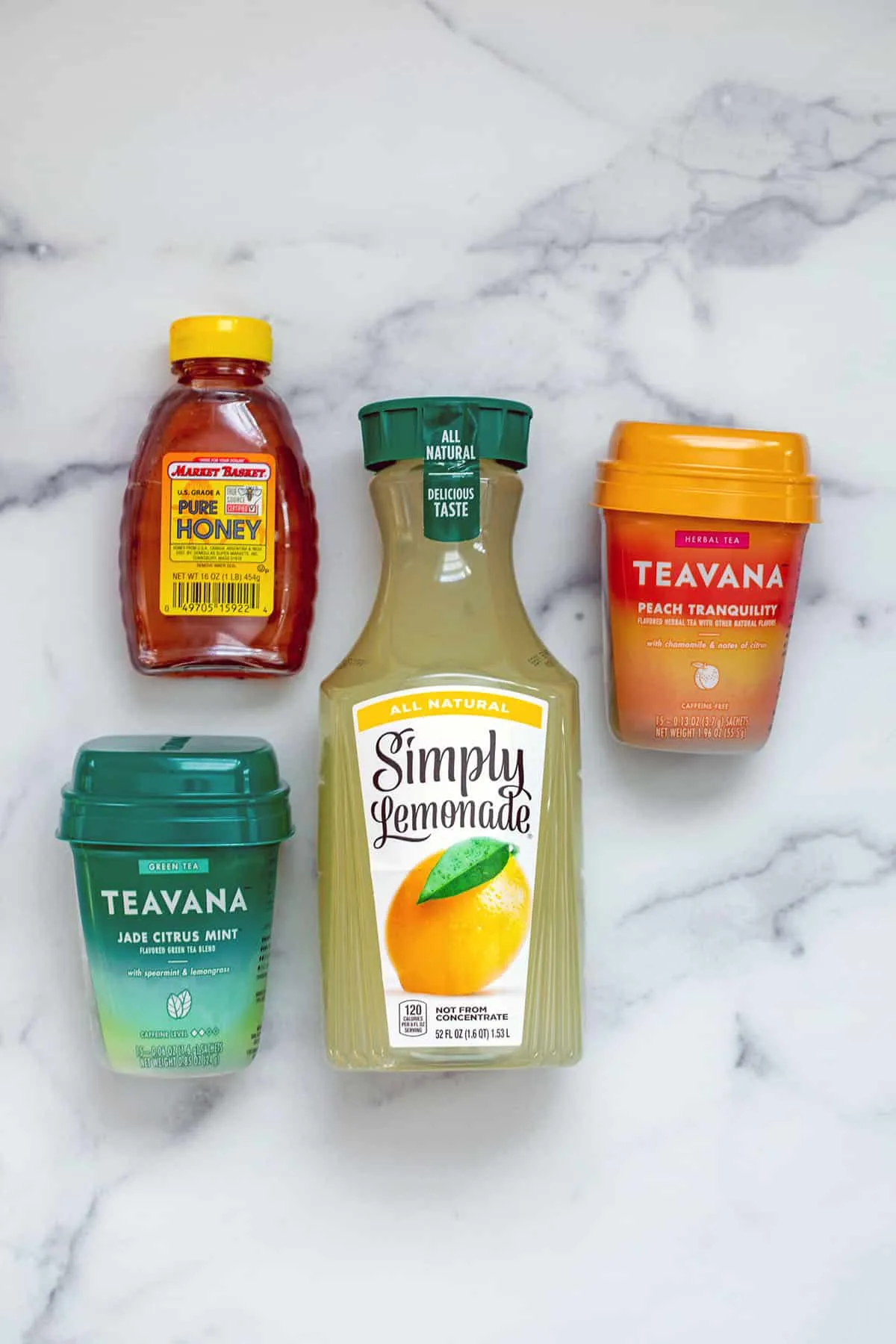 Thành phần nguyên liệu cần thiết để làm Honey Citrus Mint Tea bao gồm nước chanh, trà xanh Jade Citrus Mint, trà đào Peach Tranquility và mật ong.