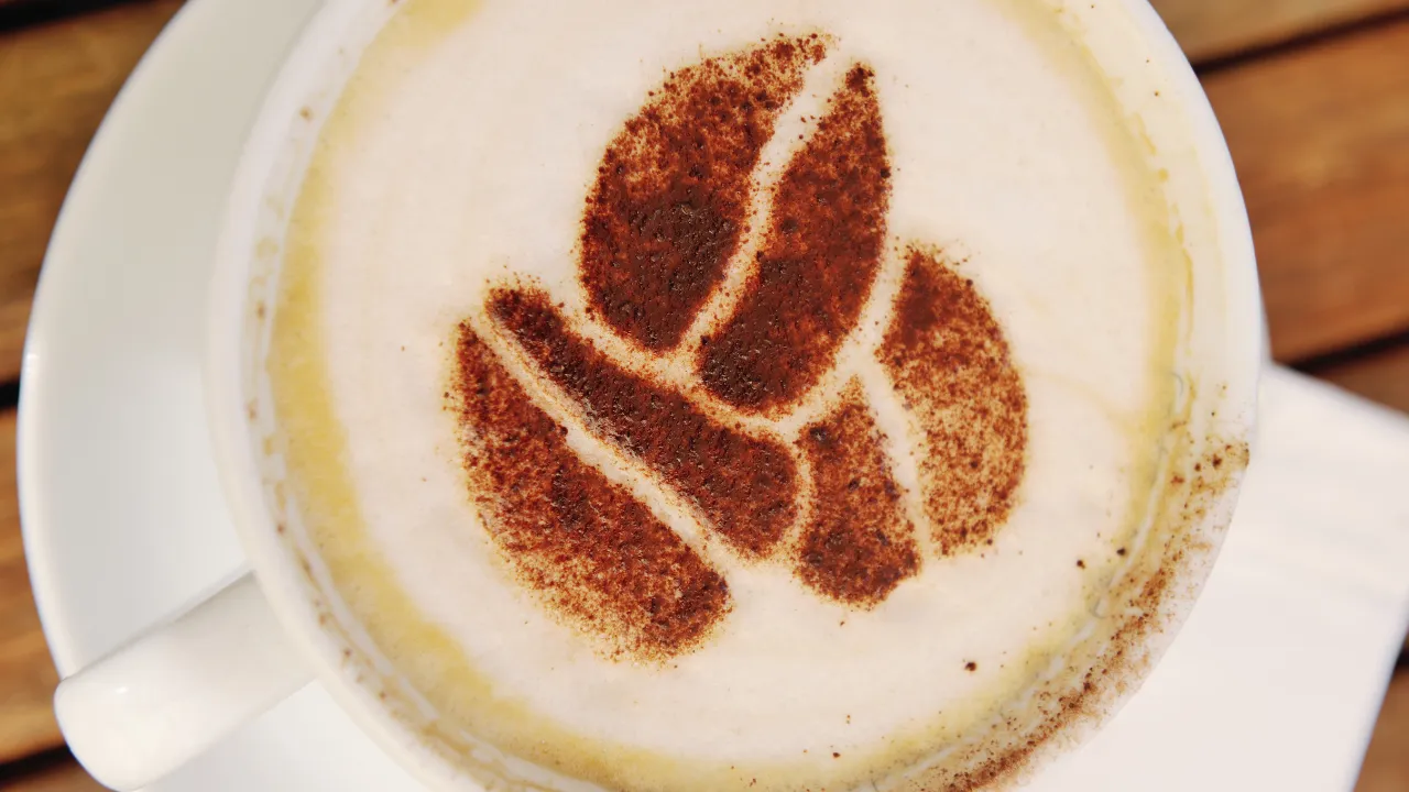 Thao tác đổ sữa tạo hình Latte Art trên ly Cappuccino