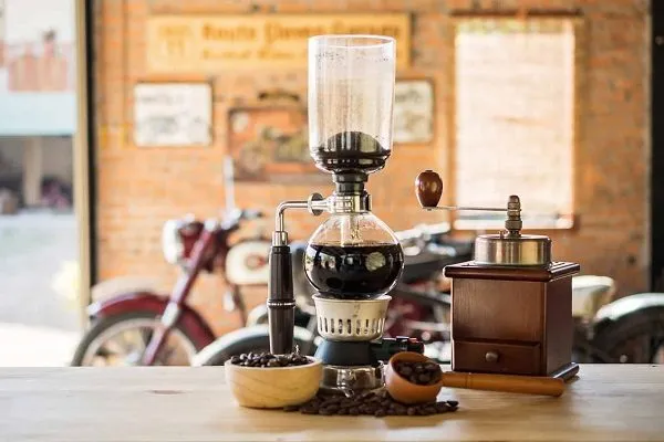 Thao tác pha cà phê bằng Syphon là cách pha cà phê ngon mang tính trình diễn cao
