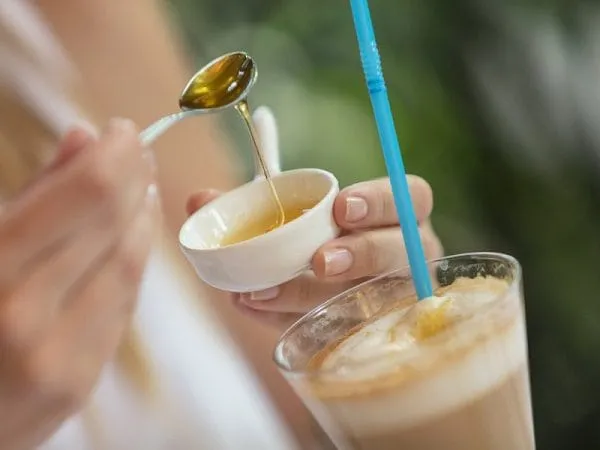 Thêm mật ong vào cà phê để tăng hương thơm và vị ngọt tự nhiên