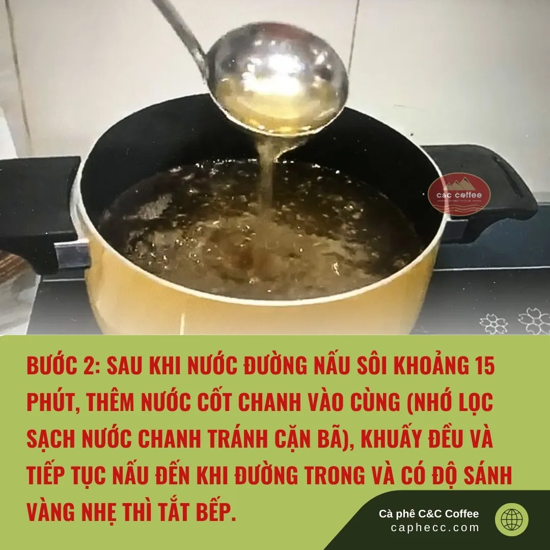 Thêm nước cốt chanh vào nước đường đang sôi để ngăn ngừa hiện tượng lại đường, đảm bảo chất lượng nước đường pha cà phê