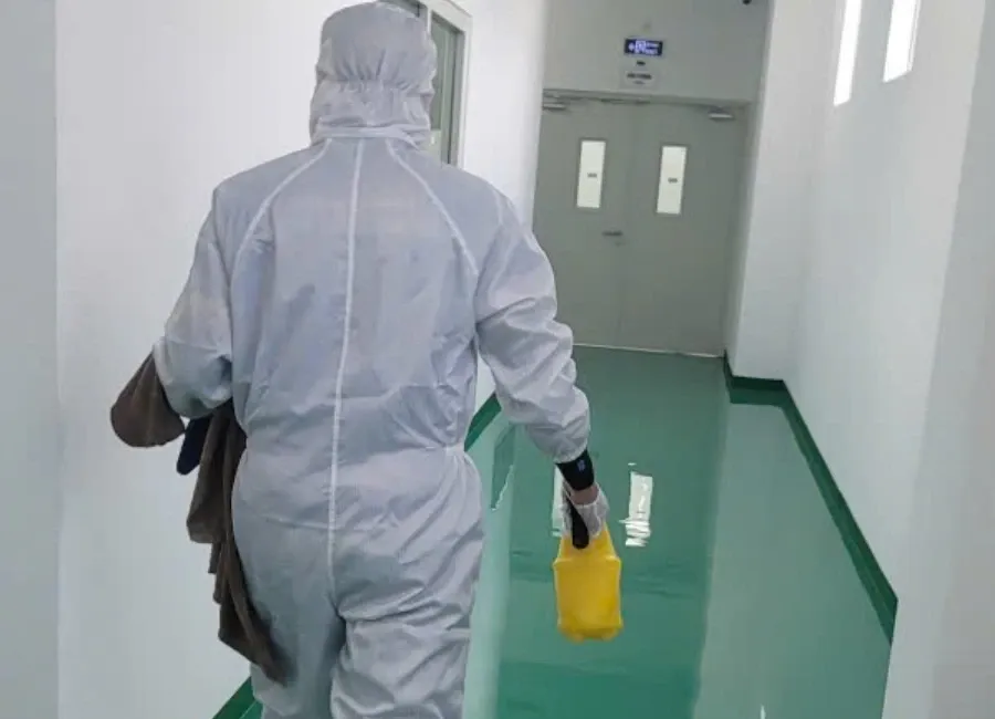 Thi công những khu vực sản xuất, kỹ thuật viên cần mặc đầy đủ đồng phục bảo hộ để đảm bảo vệ sinh môi trường