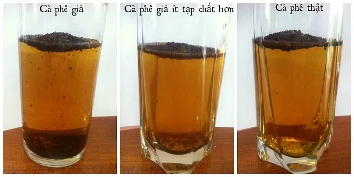 Thí nghiệm đơn giản dùng ly nước để kiểm tra độ bông xốp của bột cà phê khi thực hiện cách pha cà phê pin