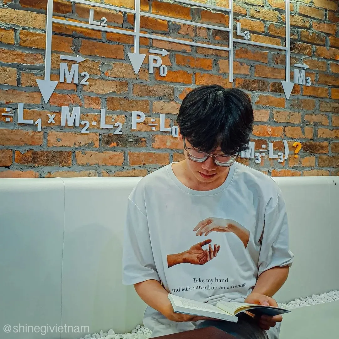 Thiết bị pha chế chuyên nghiệp và các dụng cụ khác được sử dụng để tối ưu hóa quy trình làm cà phê trứng