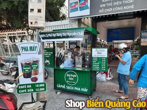 Thiết kế bảng hiệu cafe take away nhỏ gọn với chữ in nổi đơn giản