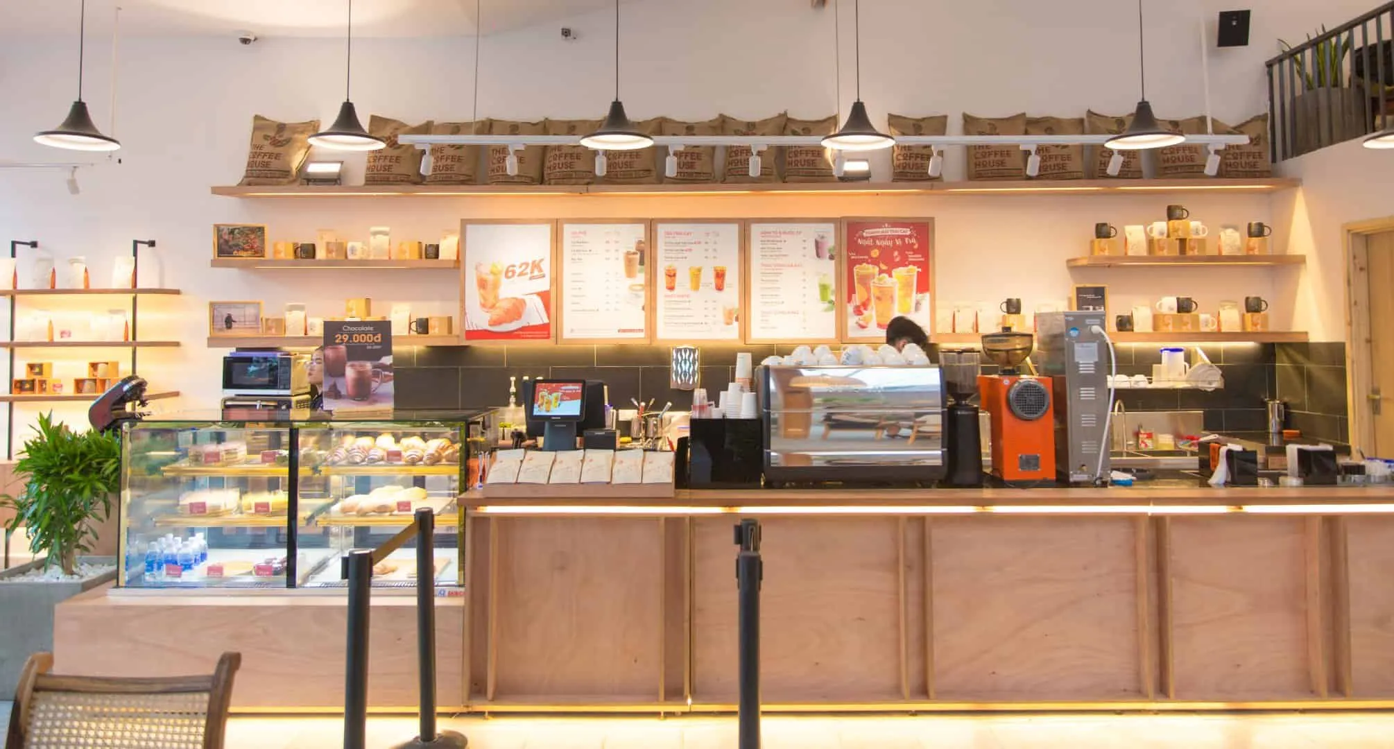 Thiết Kế Công Thái Học Của Quầy Pha Chế The Coffee House Đảm Bảo Dòng Chảy Công Việc