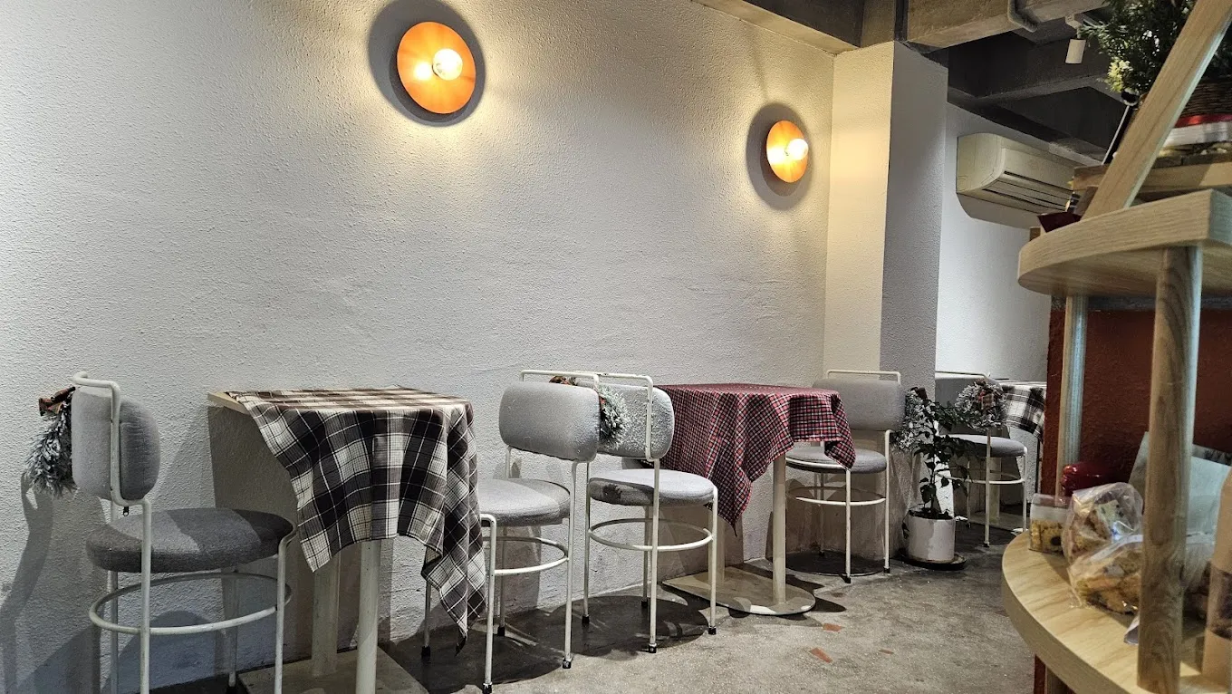 Thiết kế mô phỏng tàu điện ngầm đặc trưng tại September Café với tay vịn kim loại