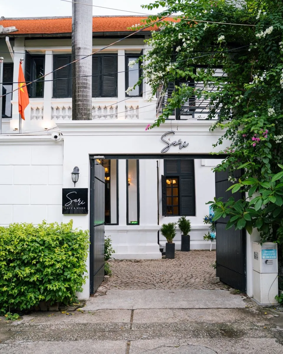 Thiết kế nội thất Art Deco sang trọng với ánh sáng vàng và nội thất cao cấp tại một quán cà phê phong cách Pháp