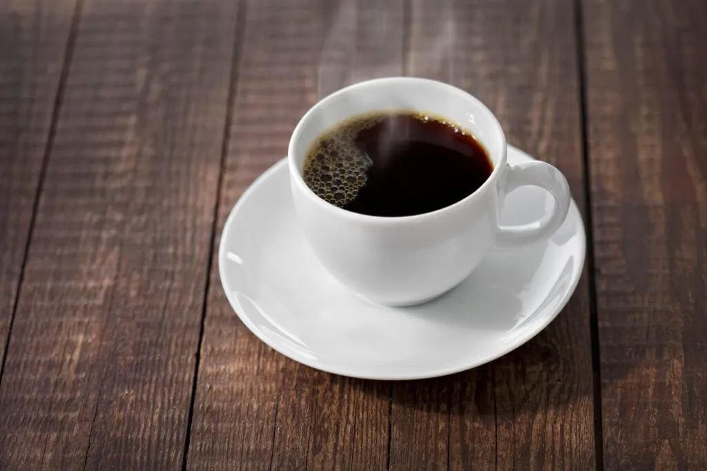 Thợ pha cà phê chuyên nghiệp đang điều chỉnh máy xay để có độ mịn hoàn hảo