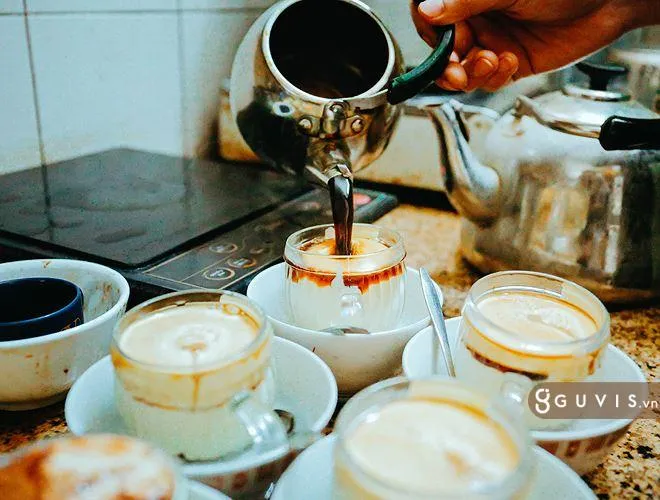 Thưởng thức cà phê trứng đòi hỏi sự tinh tế để cảm nhận trọn vẹn vị béo và vị đắng