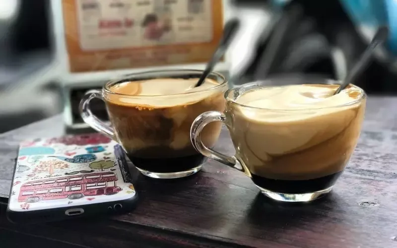 Thưởng thức cà phê trứng vào buổi sáng giúp cung cấp năng lượng cho ngày dài
